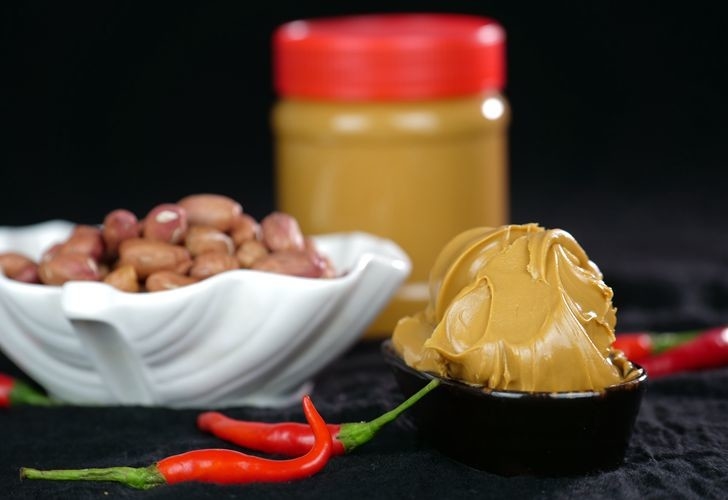 Питательное здоровое приправленное коренастое сметанообразное чистое арахисовое масло